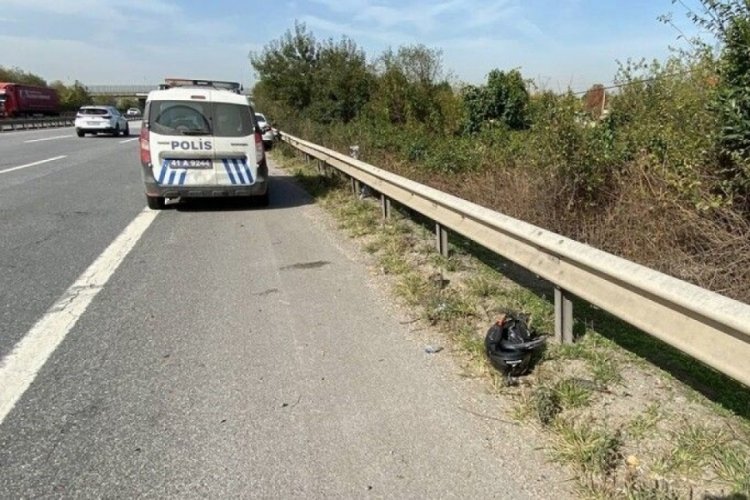 Kocaeli'de TEM'de motosiklet metrelerce s&uuml;r&uuml;klendi: S&uuml;r&uuml;c&uuml;n&uuml;n kolu koptu
