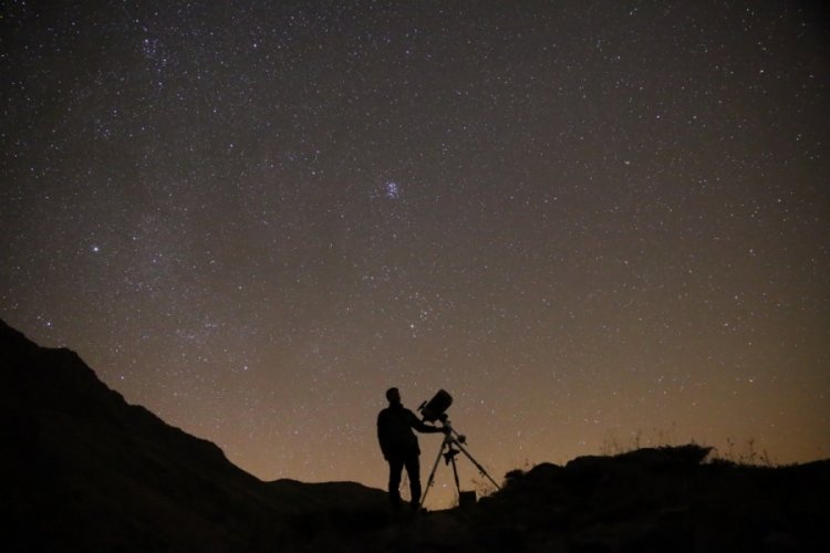 Bitlis'te g&ouml;ky&uuml;z&uuml; tutkunları Orionid meteor yağmurunu izledi