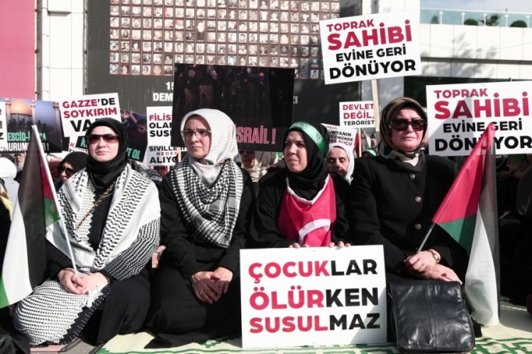 Bursa'da İsrail-Filistin savaşında zarar g&ouml;ren siviller i&ccedil;in sessiz oturma eylemi