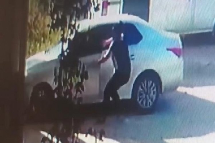 Adana'da 5 yaşlarındaki &ccedil;ocuk, kontağı &ccedil;evirince otomobil duvara &ccedil;arptı