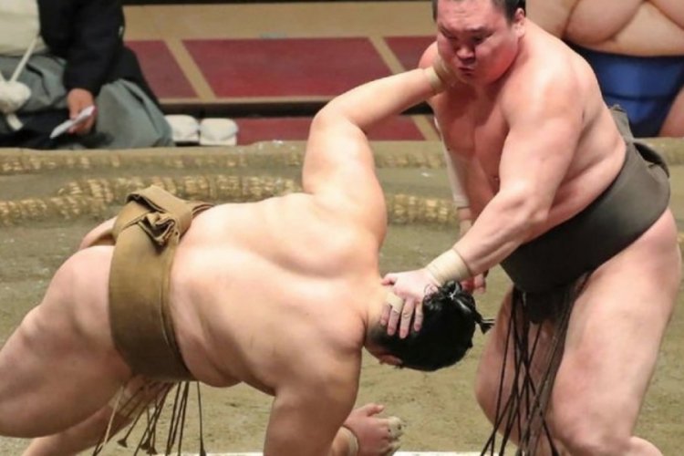27 Sumo G&uuml;reş&ccedil;isi, u&ccedil;ak i&ccedil;in ağır gelince ek sefer d&uuml;zenlendi!