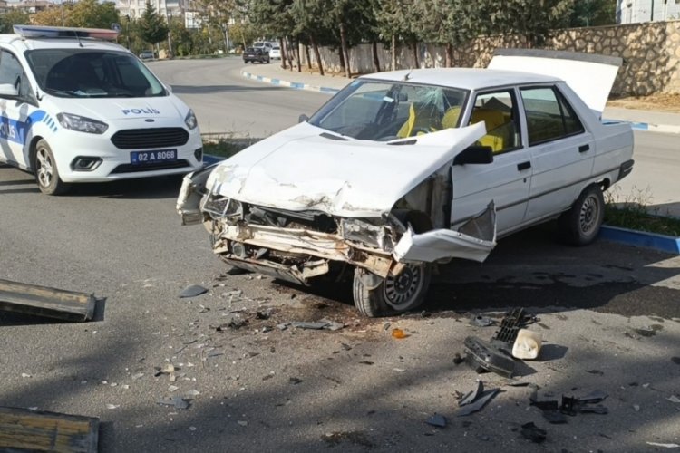 Adıyaman otomobil, karşı şeride ge&ccedil;ip gelen araca &ccedil;arptı; 5 yaralı