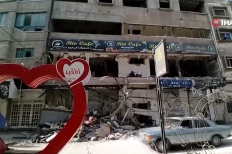 İsrail, Gazze'de kafeyi vurdu! 11 kişiye mezar olan binadaki yıkım kamerada