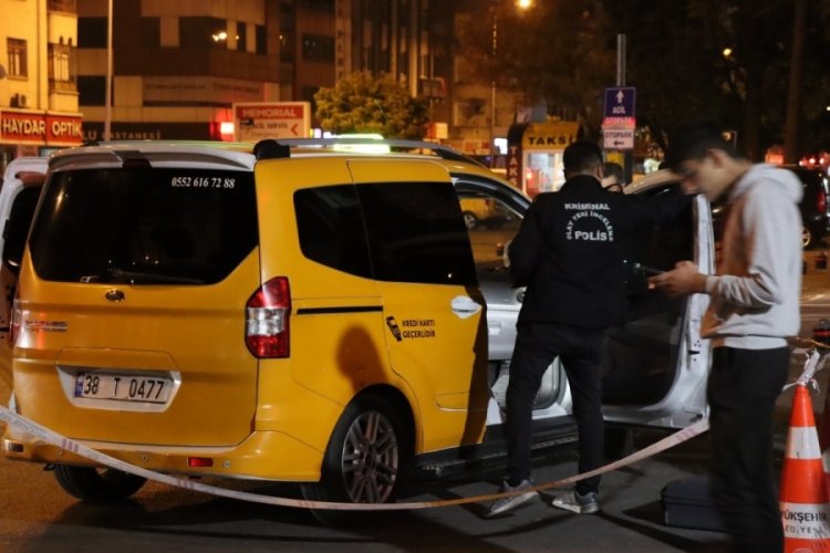 Kayseri'de ilgin&ccedil; olay: Bindiği takside yanlışlıkla kendini vurdu