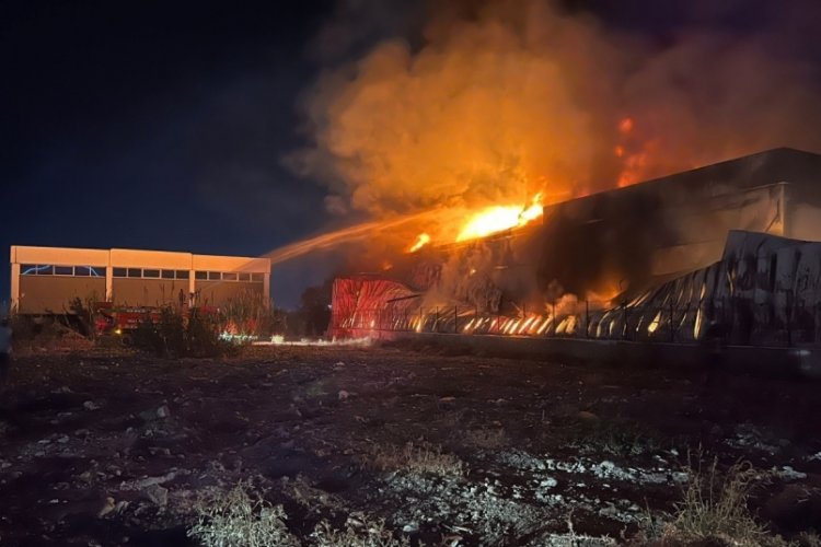 Manisa'da kau&ccedil;uk fabrikasında yangın &ccedil;ıktı!