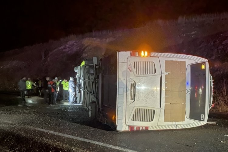 Kayseri'de Muş-Bursa seferini yapan otob&uuml;s devrildi! 38 kişi yaralandı