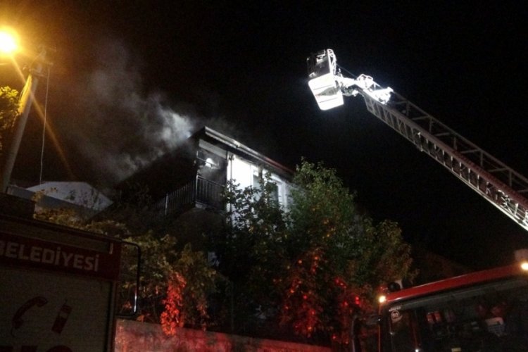 Kocaeli'de balkonda &ccedil;ıkan yangın &ccedil;atıya sı&ccedil;radı!