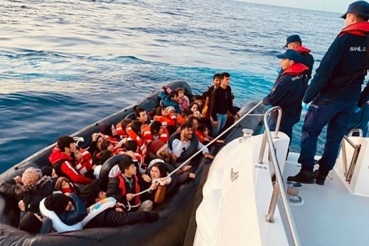 İzmir a&ccedil;ıklarında 113 d&uuml;zensiz g&ouml;&ccedil;men kurtarıldı