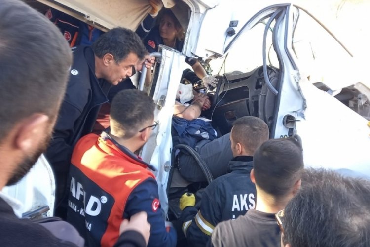 İş&ccedil;i servisiyle kamyonet &ccedil;arpıştı: 17 yaralı