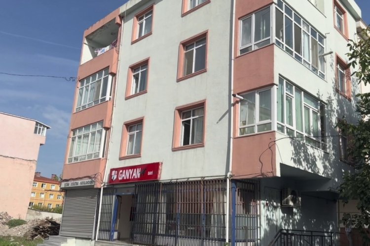 İstanbul'da &ouml;fkeli koca, eşini ve erkek arkadaşını bı&ccedil;akladı