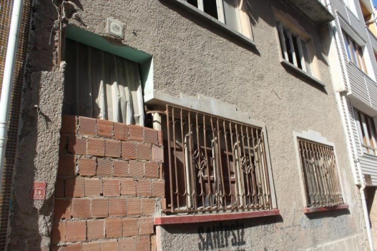 Eskişehir'de 20 yıldır terk edilmiş olan iki katlı ev tedirgin ediyor