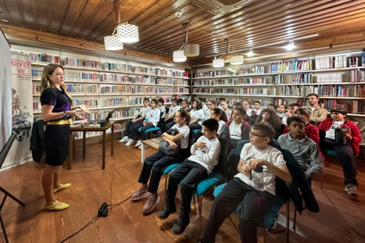 Yazar Burcu Bahar, Bursa'da &ouml;ğrencilerle bir araya geldi