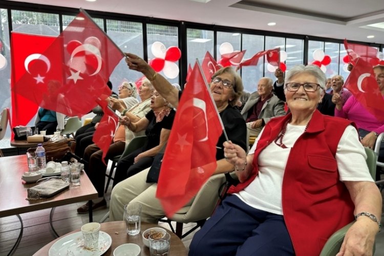 Bursa'da huzurevinde Cumhuriyet coşkusu