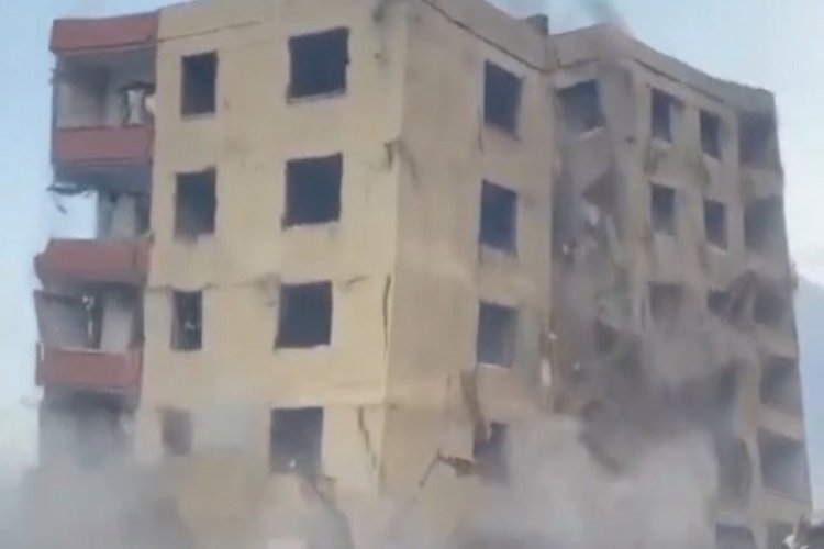 Diyarbakır'da 6 katlı bina, yıkım sırasında &ccedil;&ouml;kt&uuml;