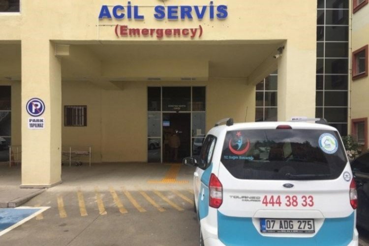 Antalya'da fenalaşan sanat&ccedil;ı hastaneye kaldırıldı