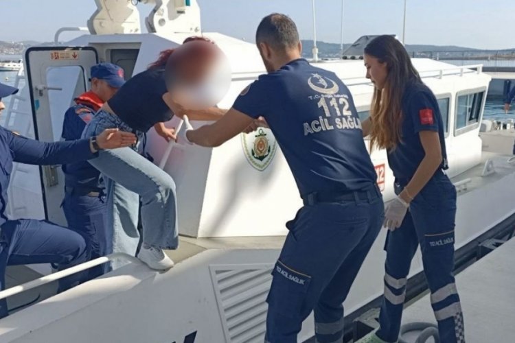 Balıkesir'de dalış teknesinde rahatsızlanan yolcu karaya &ccedil;ıkarıldı