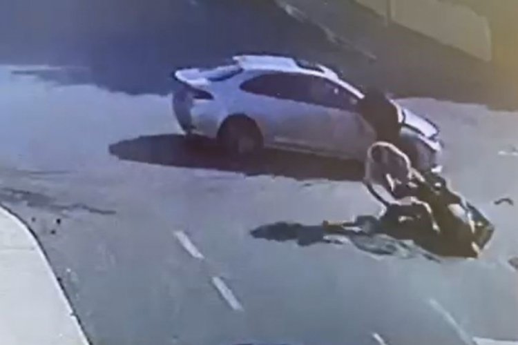 İstanbul'da motosiklet ve otomobil &ccedil;arpıştı! 1 yaralı