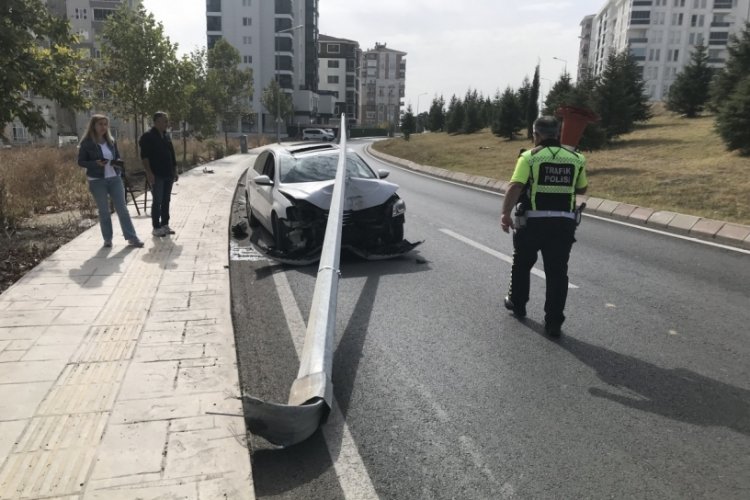 Edirne'de sivrisineği kovmak istedi! Elektrik direğine &ccedil;arptı
