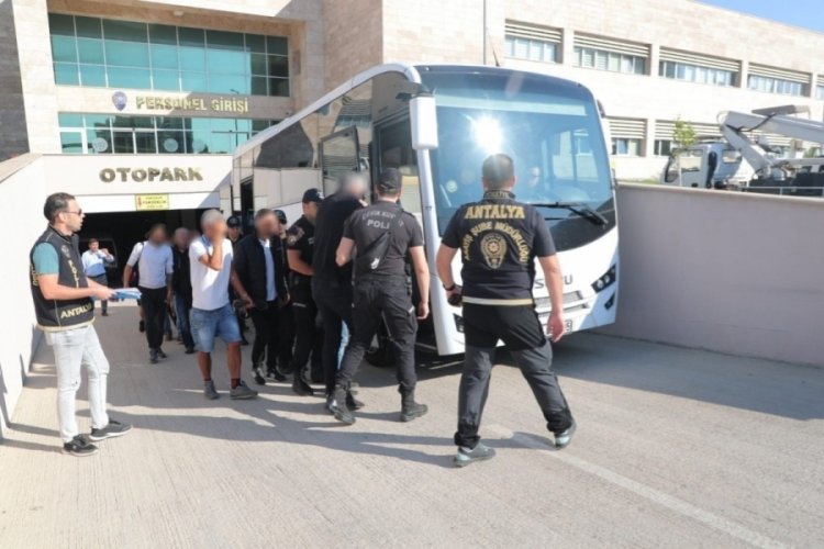 Antalya'da aranan 60 ş&uuml;pheli yakalandı