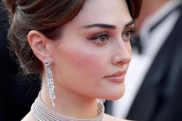 Esra Bilgi&ccedil; elbisesi y&uuml;z&uuml;nden galada zor anlar yaşadı