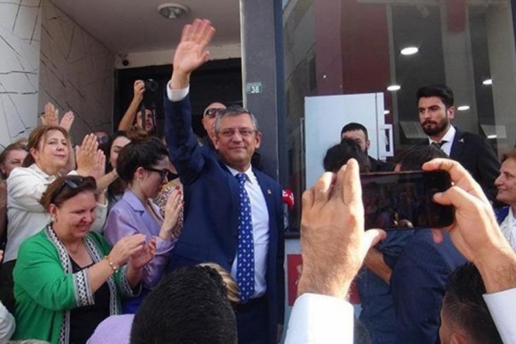 &Ouml;zg&uuml;r &Ouml;zel: Yaprak d&ouml;k&uuml;l&uuml;r, &ccedil;ınar dimdik ayaktadır