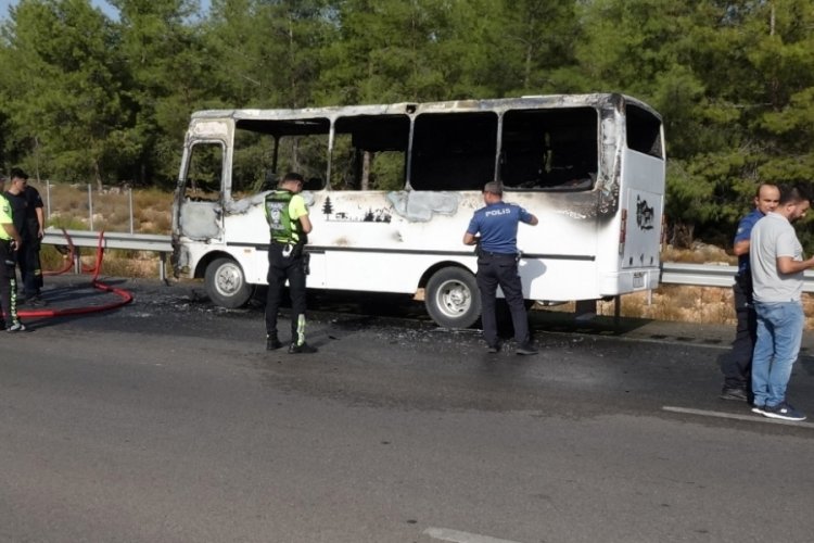 Antalya'da karavana &ccedil;evirdiği midib&uuml;ste &ccedil;ıkan yangında &ouml;ld&uuml;