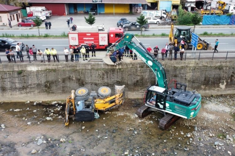 Trabzon'da iş makinesi dereye d&uuml;şt&uuml;; operat&ouml;r yaralandı