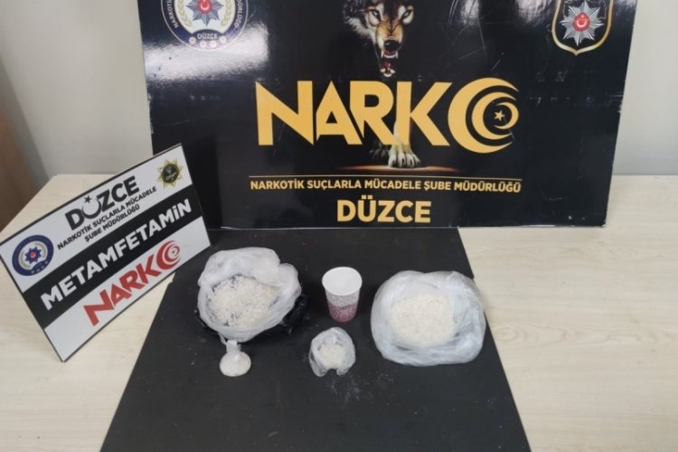 D&uuml;zce'de yol kontrol&uuml;nde durdurulan ara&ccedil;tan uyuşturucu &ccedil;ıktı