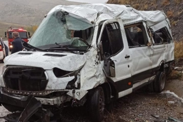 Van'da yolcu minib&uuml;s&uuml; takla attı: &Ccedil;ok sayıda yaralı var