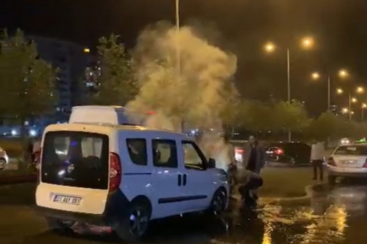 Diyarbakır'da seyir halindeki ara&ccedil; alev aldı