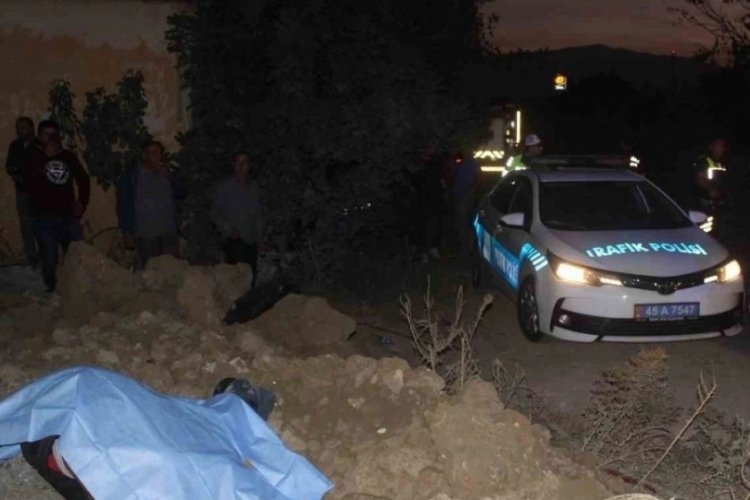 Manisa'da hafif ticari ara&ccedil; ile motosiklet kafa kafaya &ccedil;arpıştı: 1 &ouml;l&uuml;, 1 yaralı