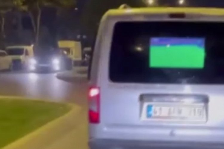İstanbul'da TV sistemi kurulan ara&ccedil;tan ma&ccedil;ı canlı izletti, trafiği tehlikeye soktu