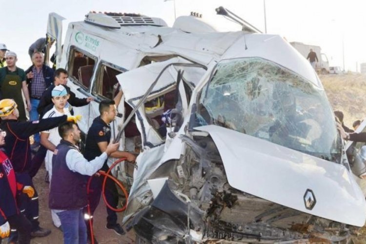 Aksaray'da kırmızı ışık faciası: 2 &ouml;l&uuml; 19 yaralı