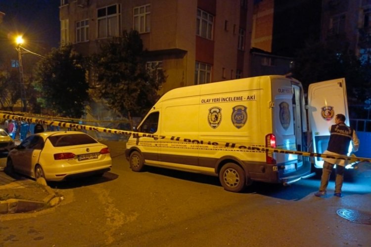 İstanbul'da otomobilde silahlı saldırıya uğrayıp yaralanan kişi, olay yerinden ka&ccedil;tı