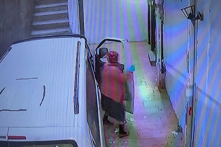 Ara&ccedil;ta bırakılan ve ameliyat parası olan 42 bin doları &ccedil;alan hırsız yakalandı