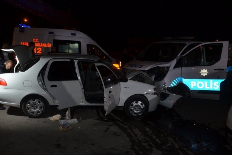 Konya'da  'dur' ihtarına uymayan otomobil, polis otosuyla &ccedil;arpıştı!