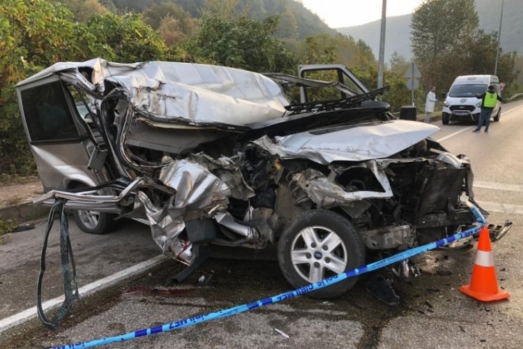 Alkoll&uuml; s&uuml;r&uuml;c&uuml; park halindeki kamyona &ccedil;arptı: 1 &ouml;l&uuml;