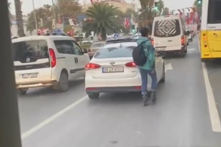 İstanbul'da patenli gen&ccedil; canını tehlikeye attı