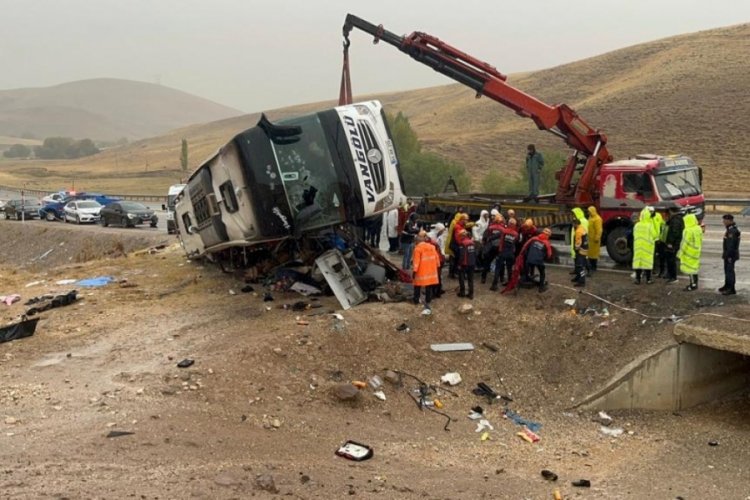 Sivas'ta 8 kişinin &ouml;ld&uuml;ğ&uuml; kazada otob&uuml;s şof&ouml;r&uuml; tutuklandı