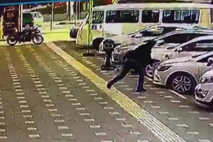 Orhangazi'de balta ile ara&ccedil;lara saldıran şahıs, psikiyatri hastanesine yatırıldı