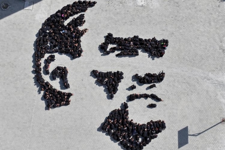 Iğdır'da 400 &ouml;ğrenci, okul bah&ccedil;esinde Atat&uuml;rk sil&uuml;eti oluşturdu