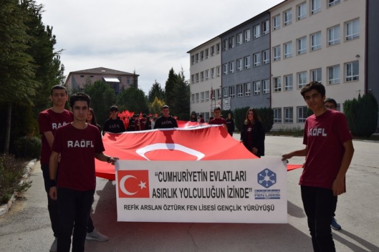 Bilecik'te &ouml;ğrenciler Cumhuriyet i&ccedil;in y&uuml;r&uuml;d&uuml;