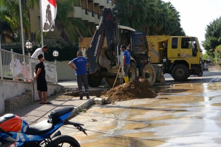 Antalya'da patlayan su borusu tekstil mağazasında 3 milyon zarara yol a&ccedil;tı