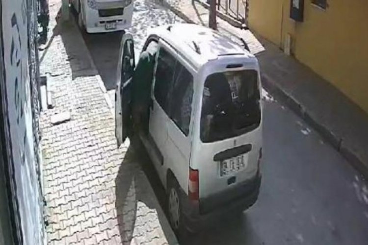 İstanbul'da &ccedil;aldığı ara&ccedil;la yakalandı! Otomobilden tam 200 &ccedil;ift terlik &ccedil;ıktı