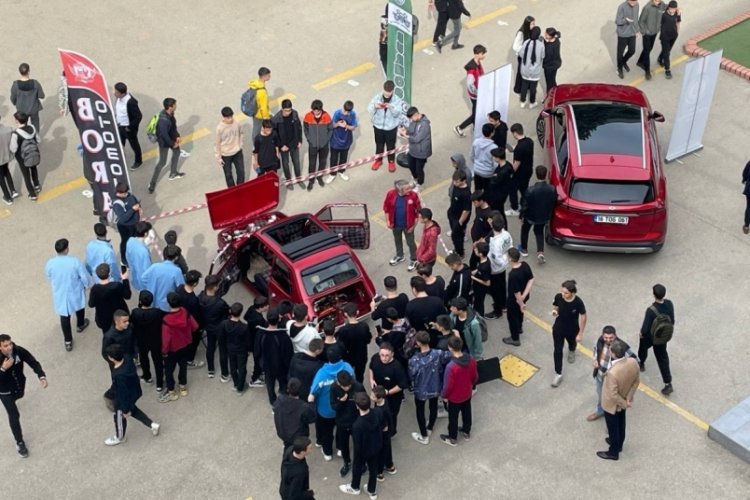 Bursa'da &ouml;ğrenciler Togg ile modifiyeli ara&ccedil;ları inceledi