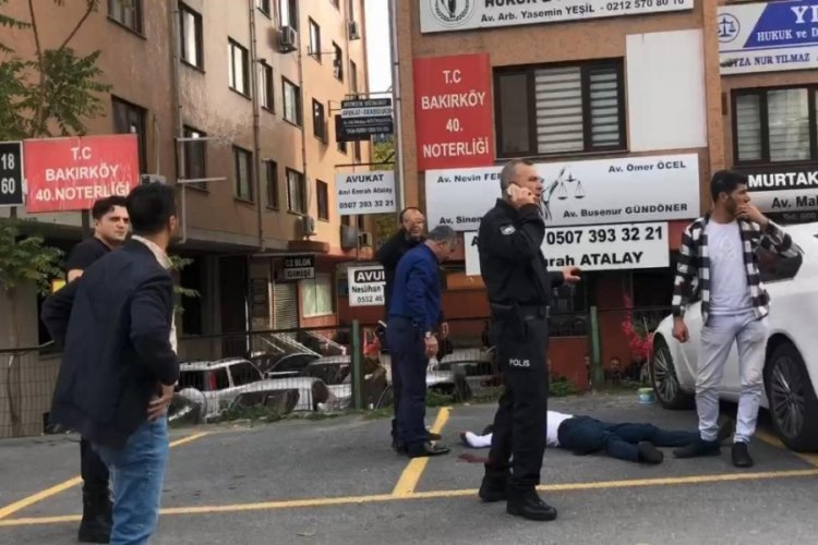İstanbul'da adliye &ouml;n&uuml;nde bı&ccedil;aklı kavga &ccedil;ıktı!