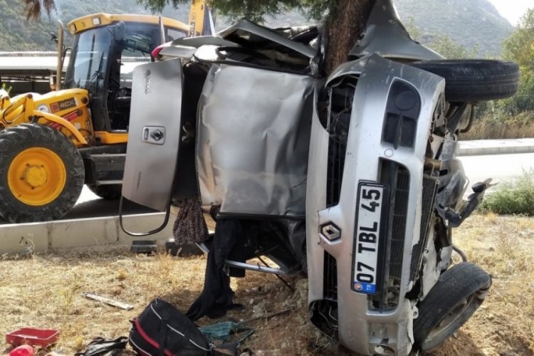 Burdur'da ağaca &ccedil;arpan ara&ccedil;taki baba ile oğul &ouml;ld&uuml;