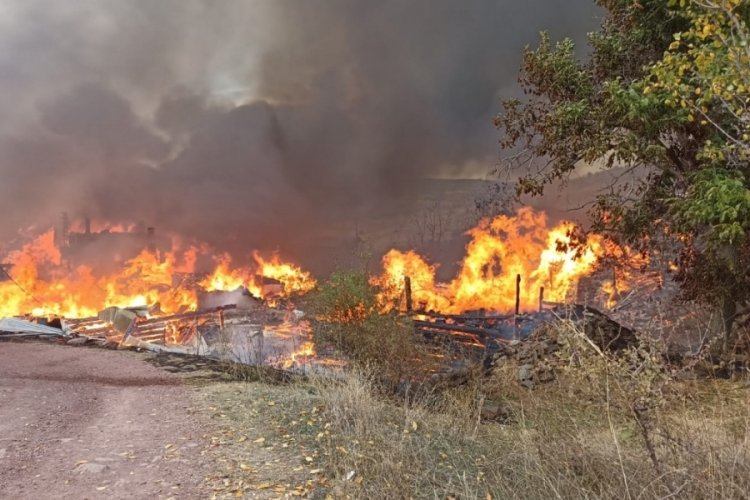 Kastamonu'da yangın! 40 ev ve ahır alevlere teslim oldu