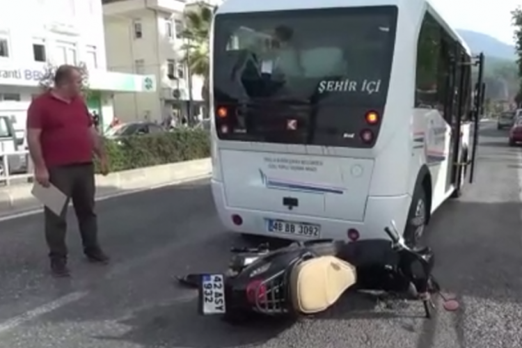 Muğla'da minib&uuml;se &ccedil;arpan motosiklet s&uuml;r&uuml;c&uuml;s&uuml; hayatını kaybetti
