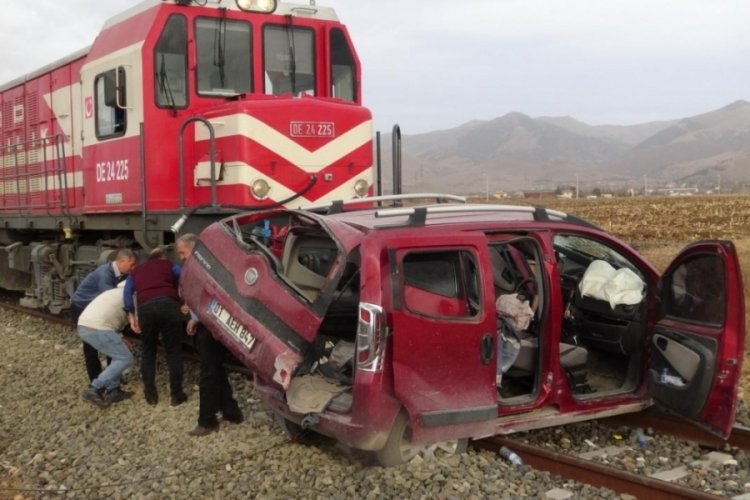 Afyonkarahisar'da yolcu treni trakt&ouml;re &ccedil;arptı: 1 kişi &ouml;ld&uuml;